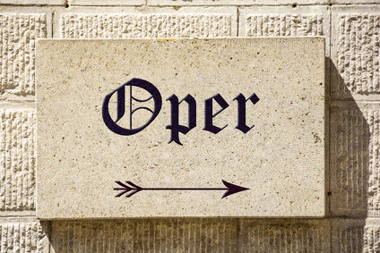 Schild mit der Aufschrift "Oper"