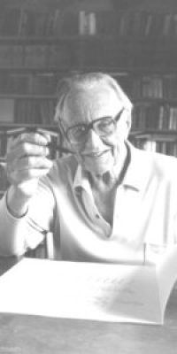 CO_Portrait_1970_mit_Pfeife_am_Schreibtisch_Anne_Kirchbach